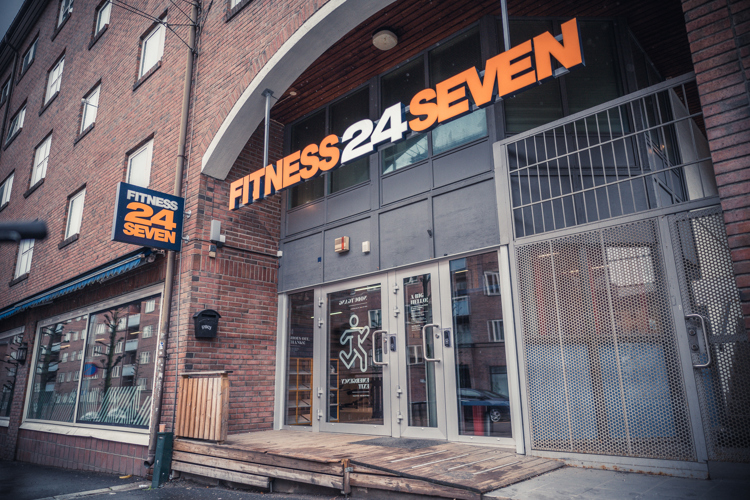 Inngangsdører med Fitness24Seven-logo Oslo Carl Berner
