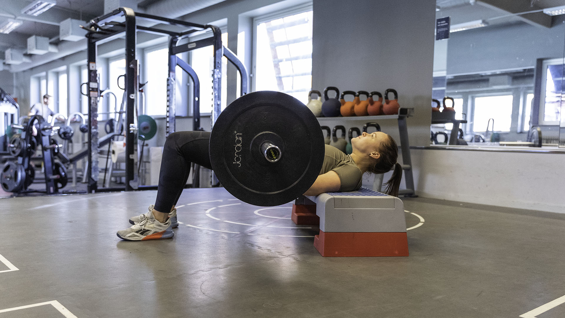 Kvinna gör hip thrusters på gymmet