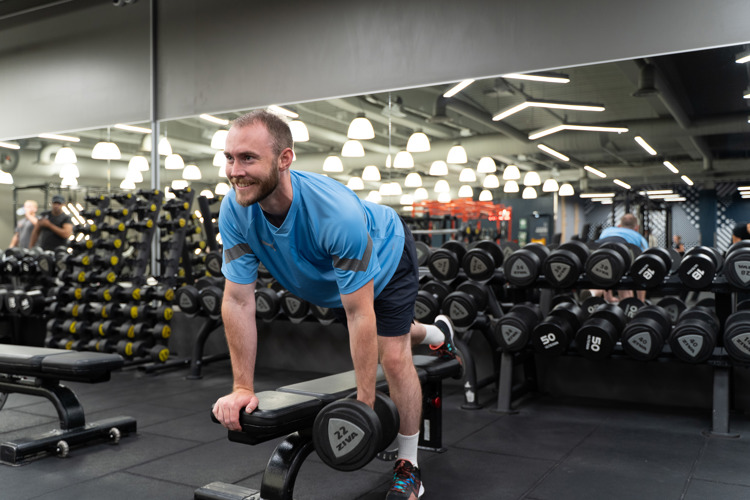 Glad medlem trener på treningssenteret