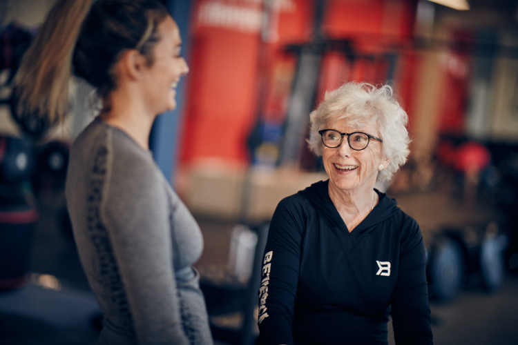 Två glada medlemmar på gymmet
