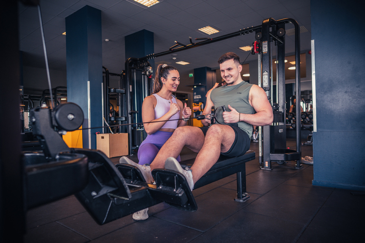 Jente og gutt trener sammen på treningssenteret