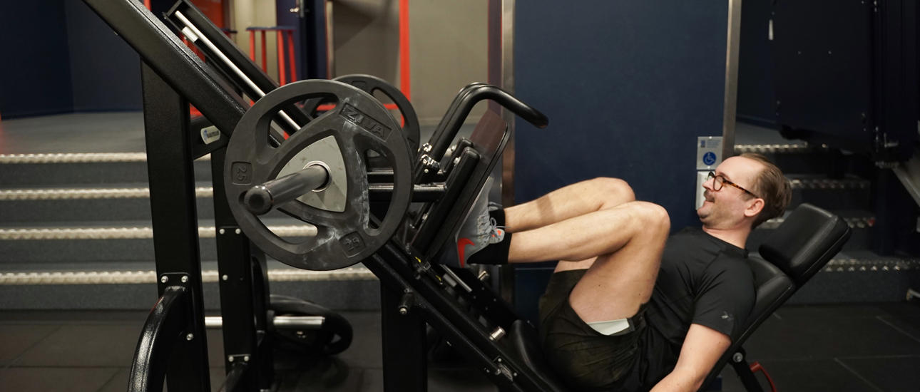 Nybegynner på treningssenteret trener