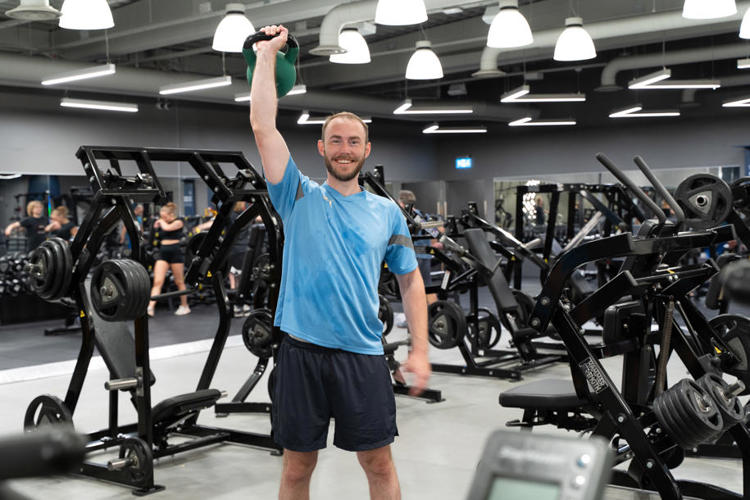 Svenska till Norska Översättare said:  Glad mann trener armer på treningssenteret