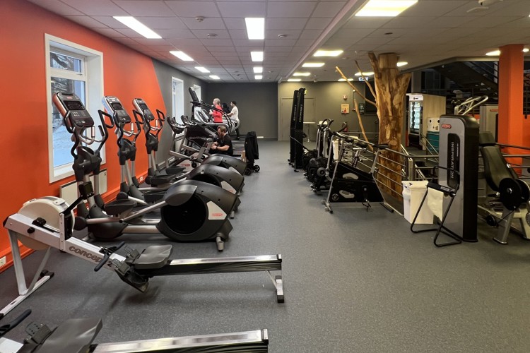 Område på treningssenteret med romaskiner, kardiomaskiner, tredemøller og sykler